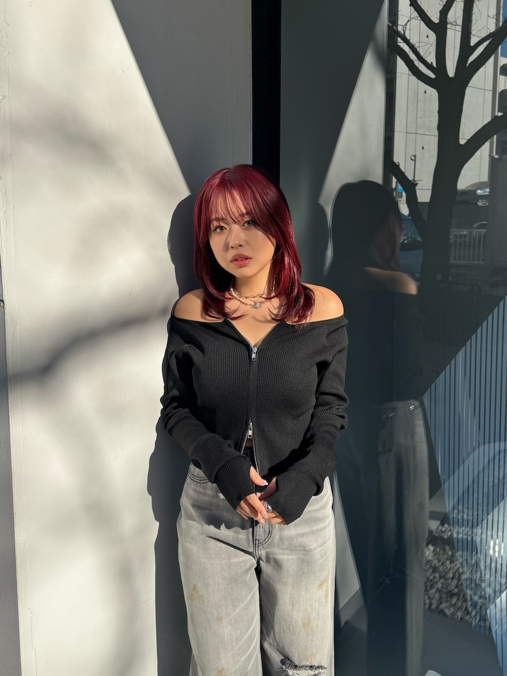 ブラック系のニット/セーター、ブラック系のデニムパンツを着用したレディースの冬コーディネートの3枚目の写真