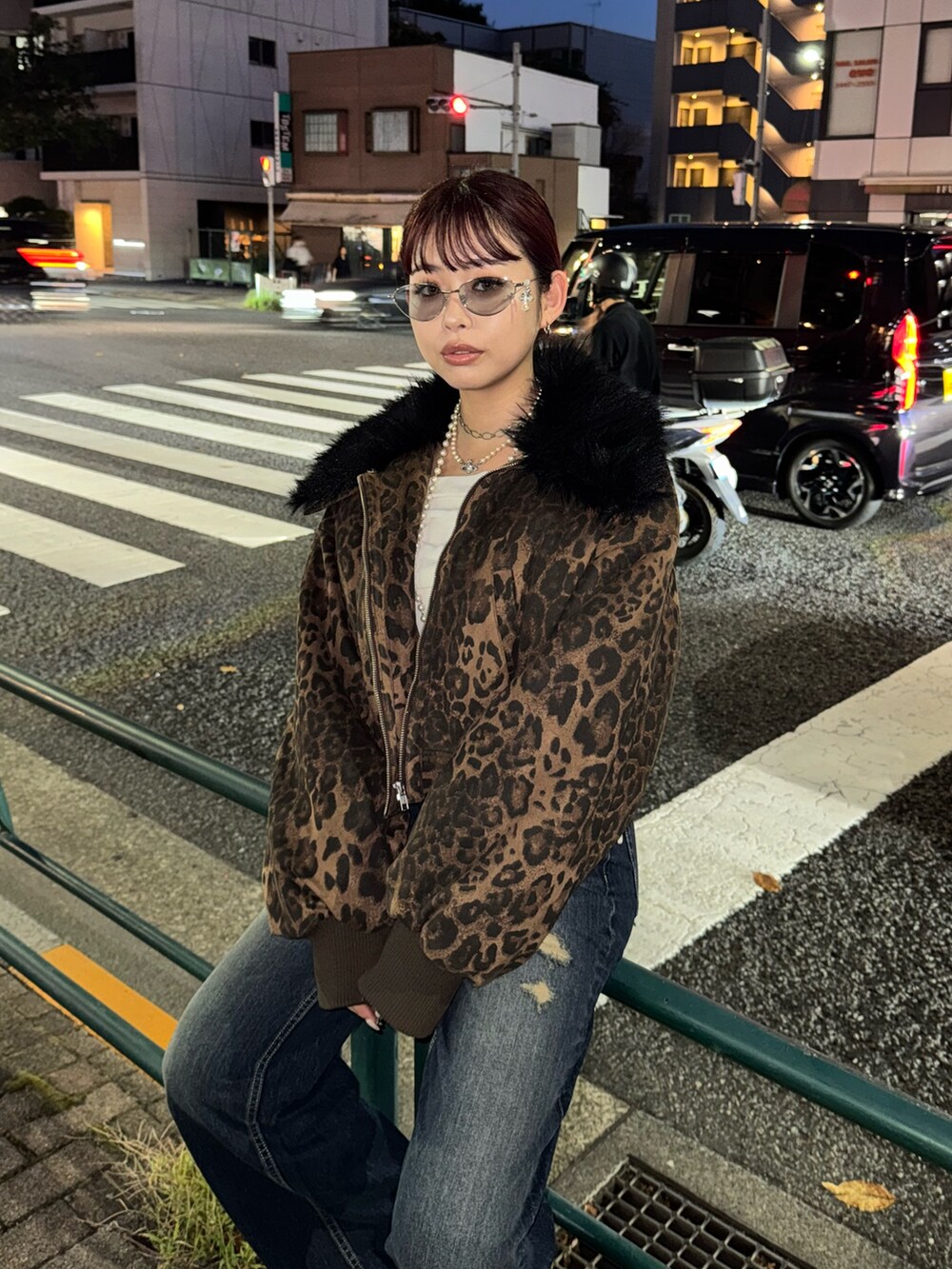その他のブルゾン、ブルー系のデニムパンツ、ブラック系のスリッポンを着用したレディースの秋コーディネートの3枚目の写真