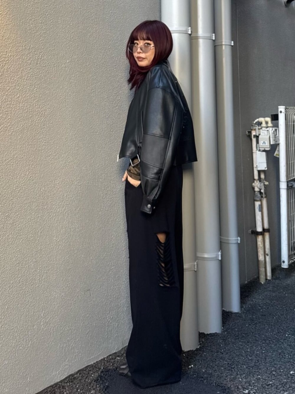 ブラック系のサンダル、ブラック系のブルゾン、その他のTシャツ/カットソーを着用したレディースの冬コーディネートの2枚目の写真