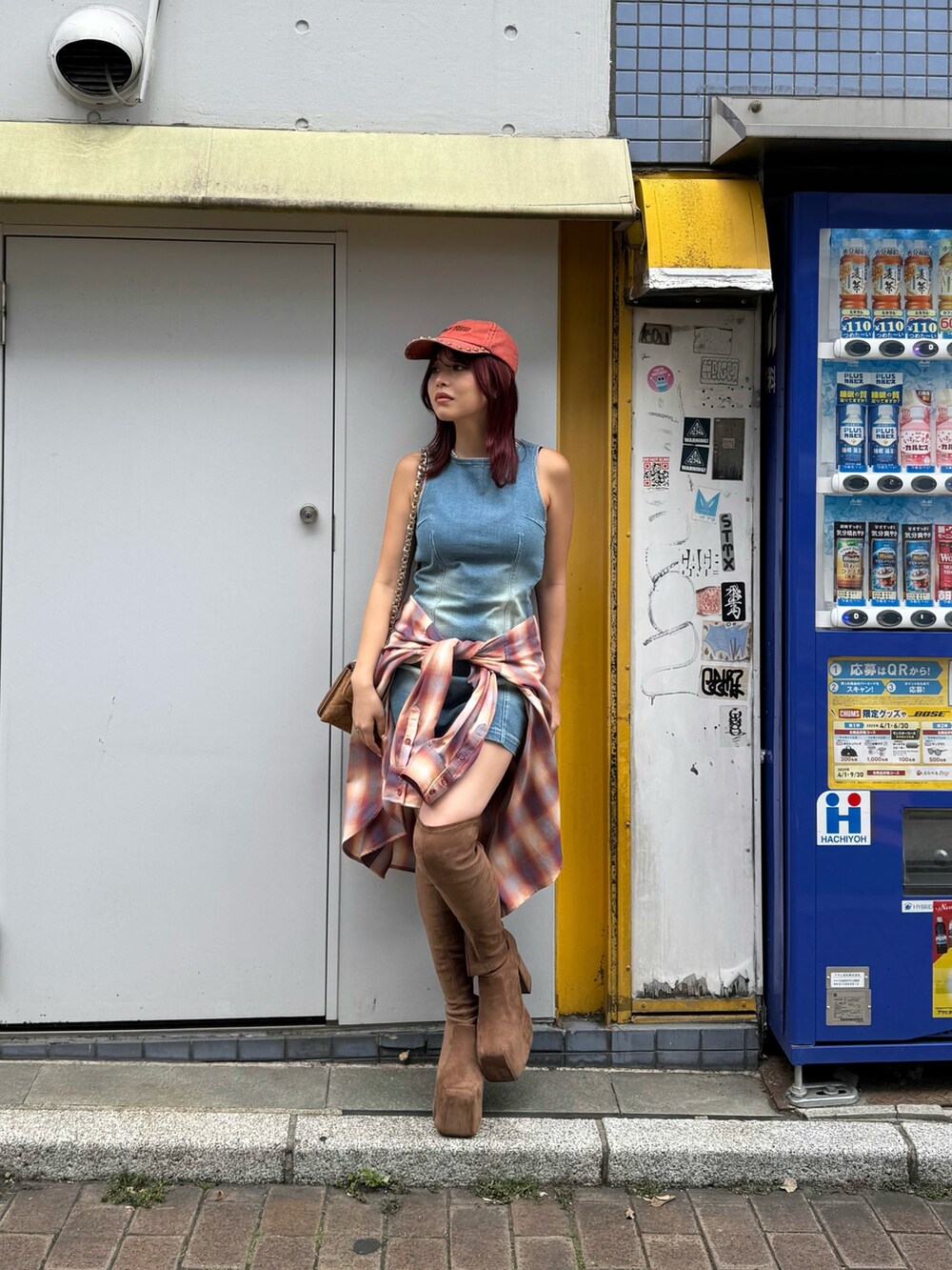 ブルー系のワンピース、レッド系のシャツ/ブラウス、ブラウン系のブーツを着用したレディースの夏コーディネートの2枚目の写真