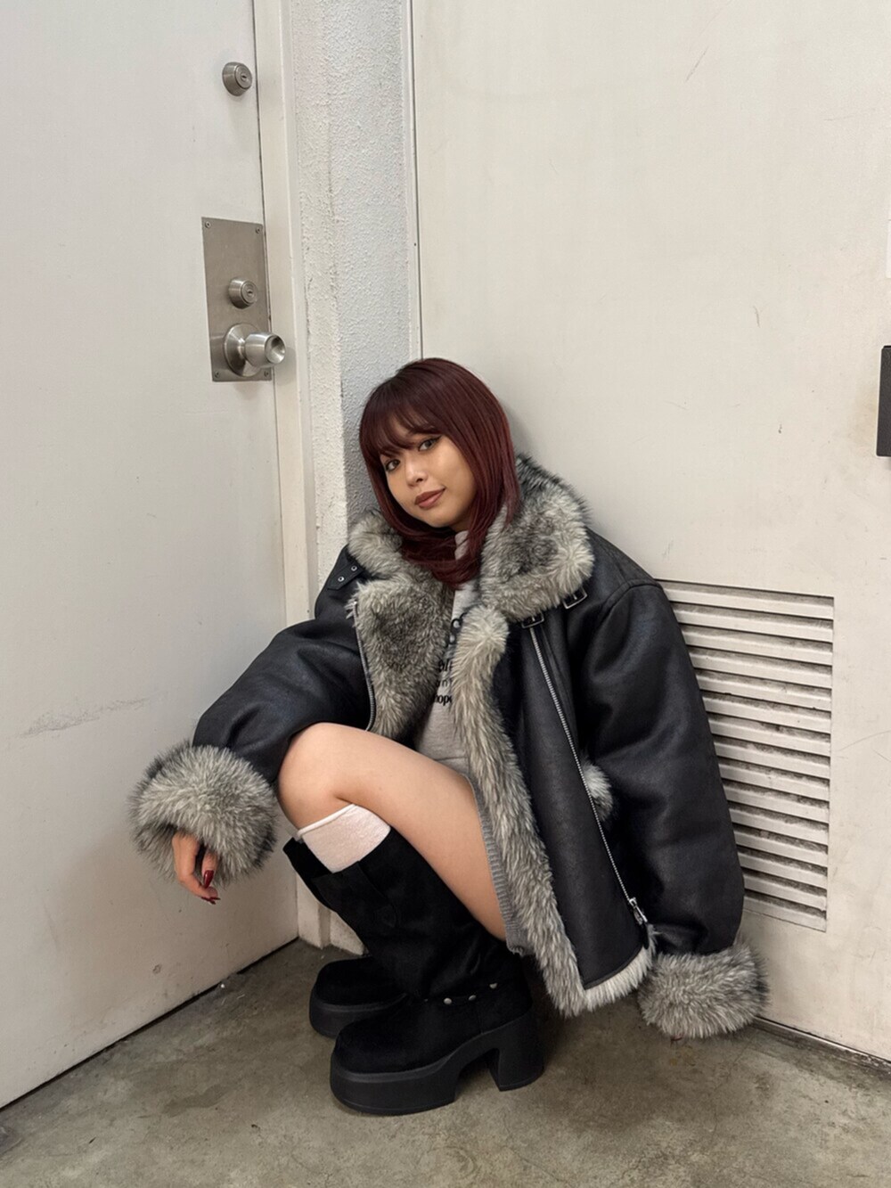 ブラック系のブーツ、グレー系のその他パンツ、ブラック系のブルゾンを着用したレディースの秋コーディネートの4枚目の写真