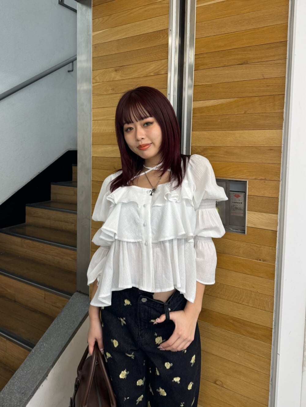 ブラウン系のサンダル、ブラック系のデニムパンツ、ホワイト系のシャツ/ブラウスを着用したレディースの冬コーディネートの4枚目の写真