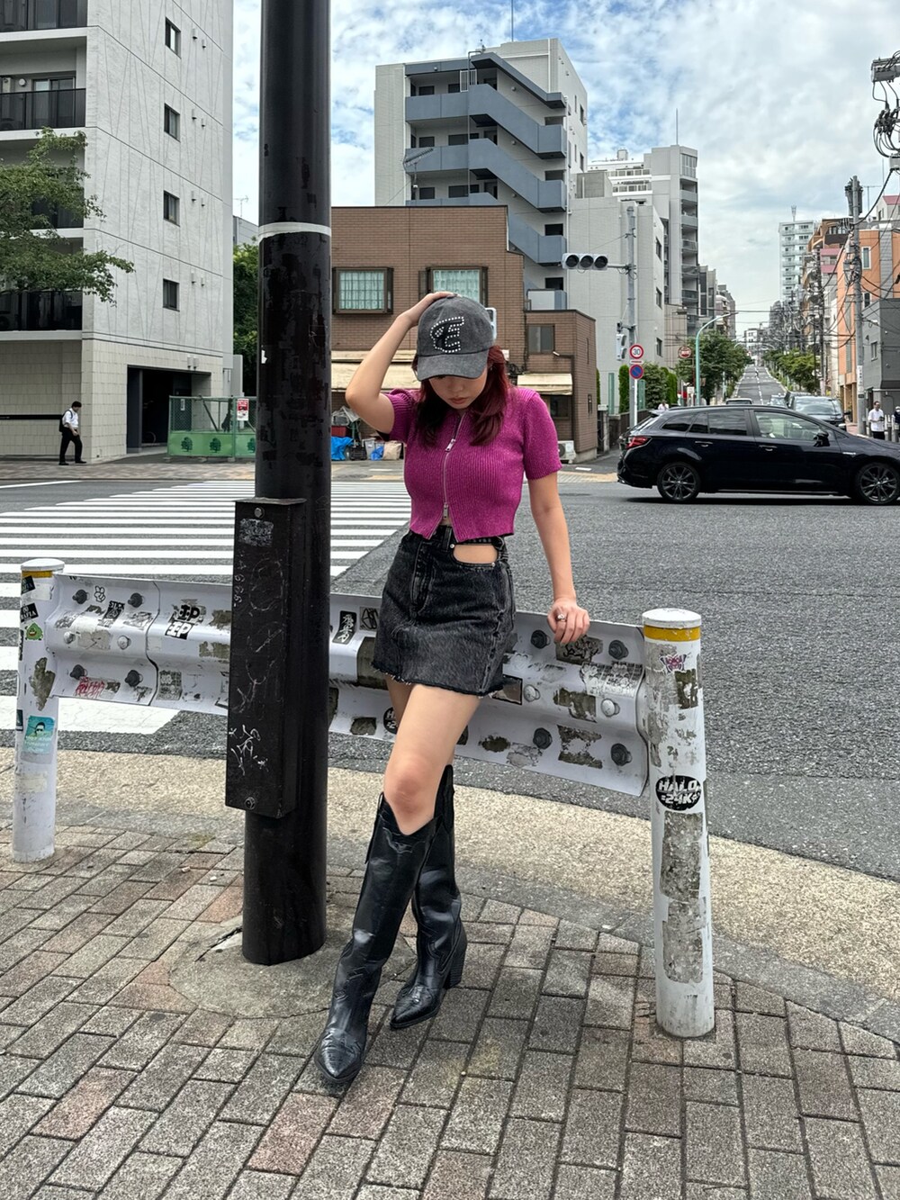 ピンク系のニット/セーター、ブラック系のブーツを着用したレディースの夏コーディネートの2枚目の写真