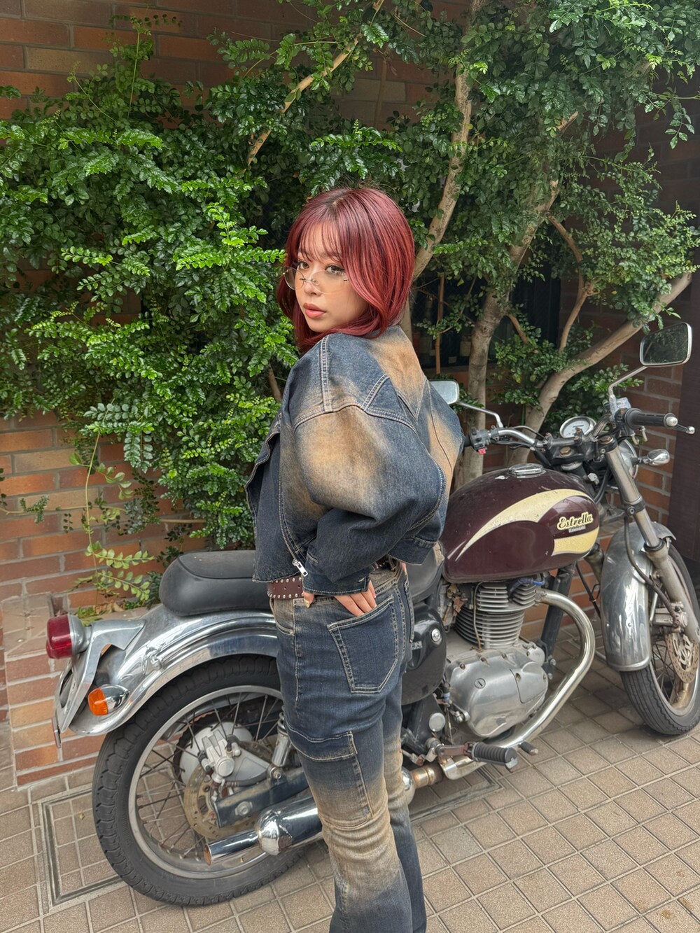 ホワイト系のTシャツ/カットソー、ブルー系のデニムジャケット、ブルー系のデニムパンツを着用したレディースの夏コーディネートの5枚目の写真