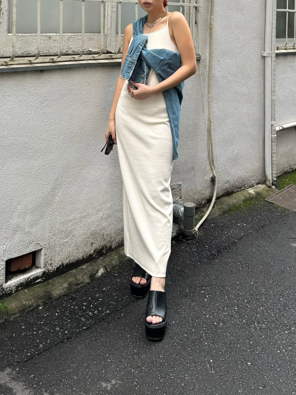 ブルー系のシャツ/ブラウス、ホワイト系のワンピース、ブラック系のサンダルを着用したレディースの春コーディネートの2枚目の写真