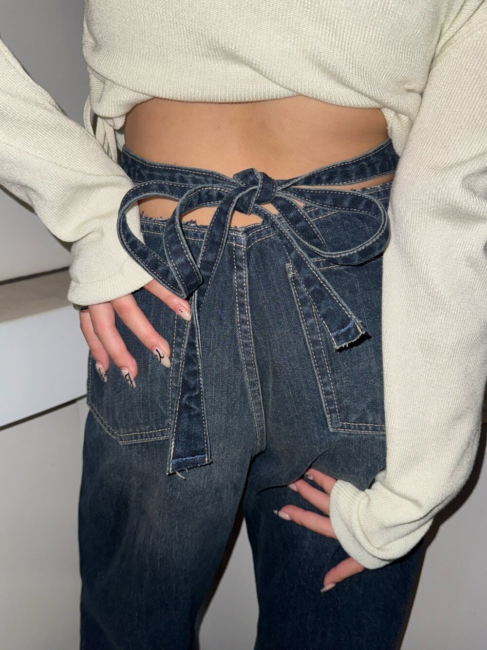 その他のブルゾン、ブルー系のデニムパンツ、ブラック系のスリッポンを着用したレディースの秋コーディネートの5枚目の写真