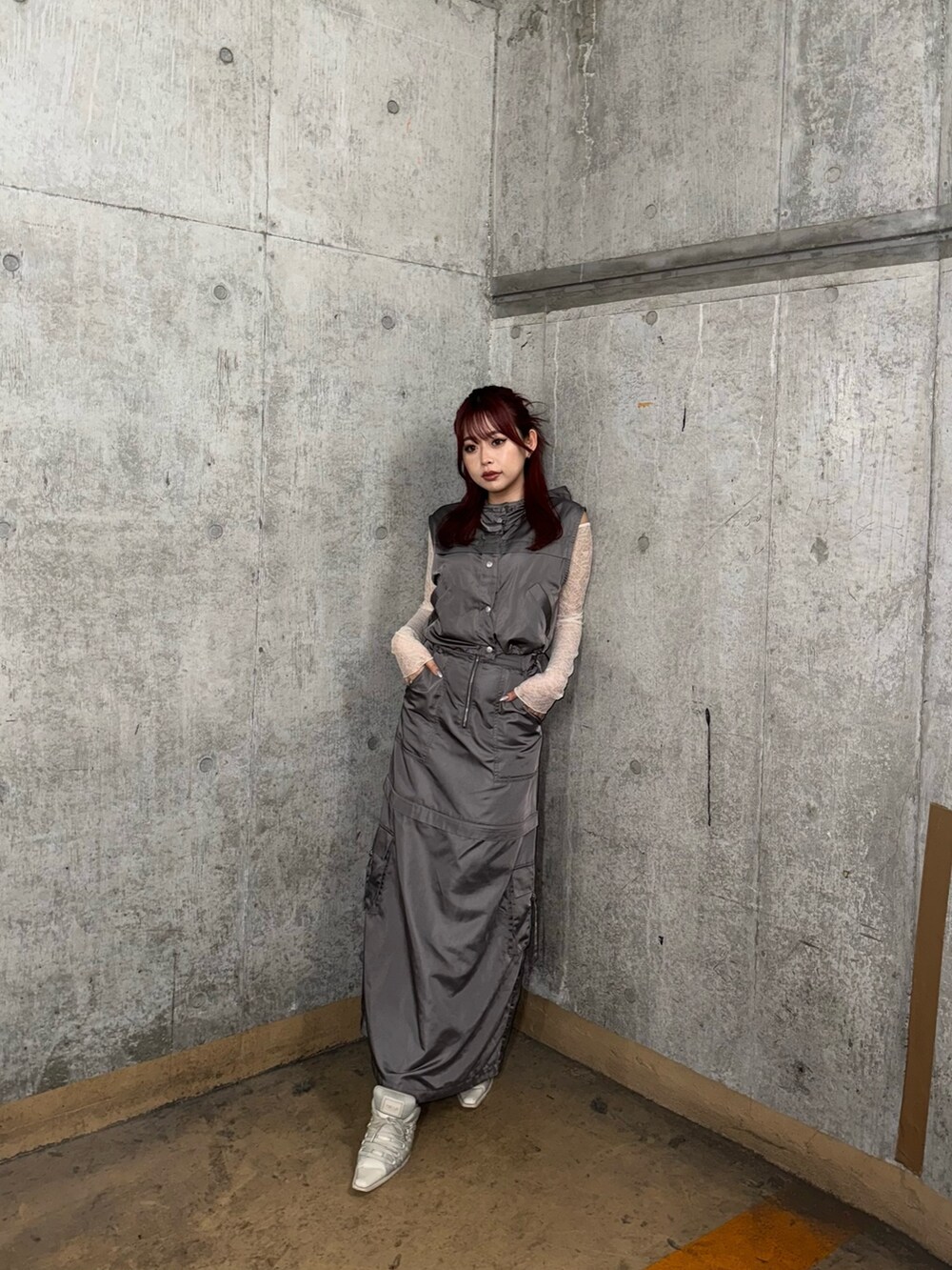 ホワイト系のTシャツ/カットソー、グレー系のベスト、グレー系のスカートを着用したレディースの春コーディネートの2枚目の写真