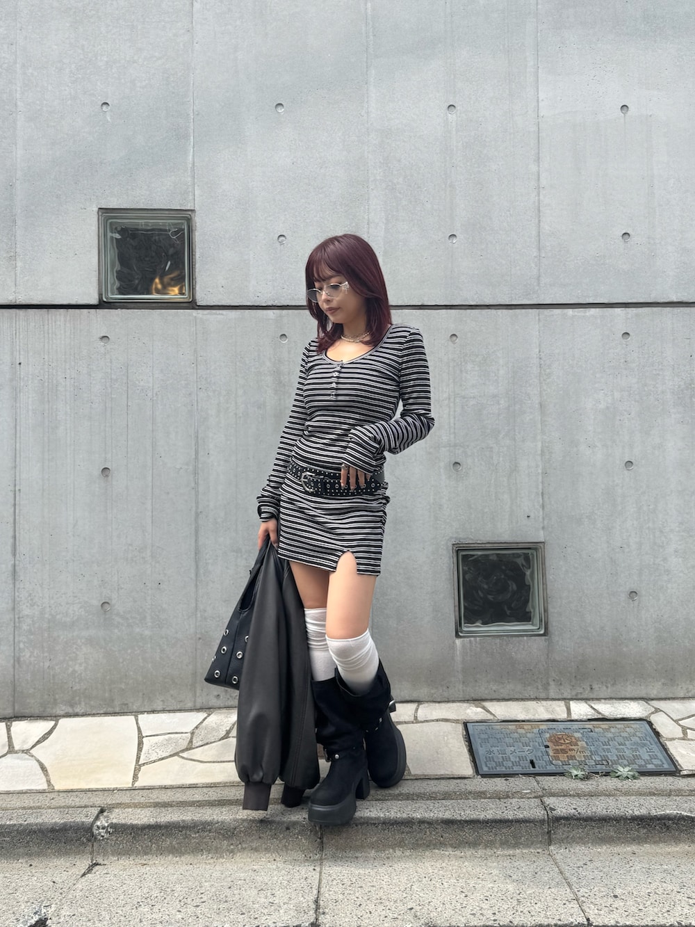 ブラック系のブルゾン、ブラック系のブーツを着用したレディースの秋コーディネートの3枚目の写真