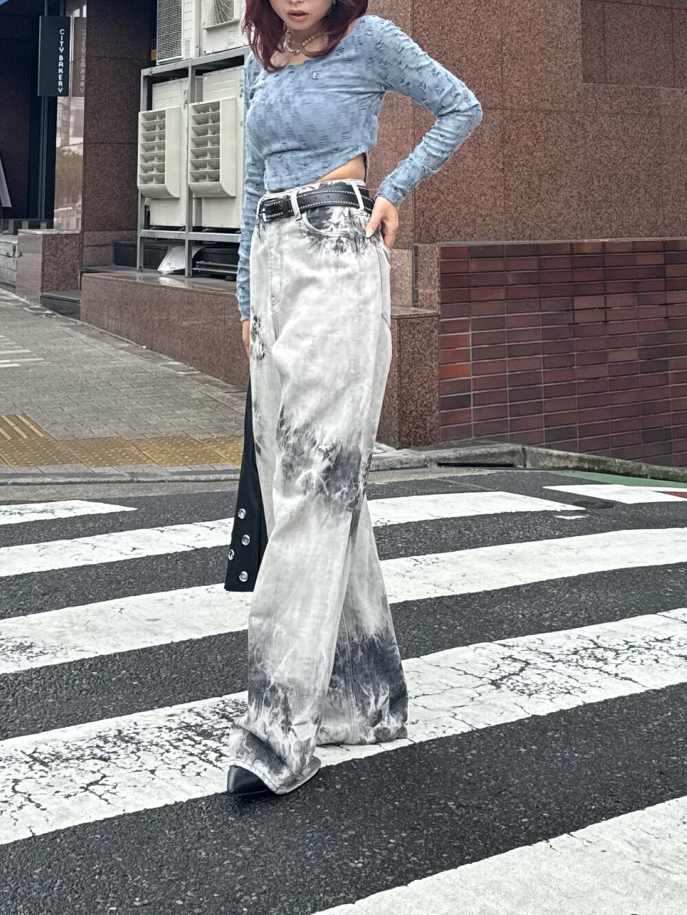 ブルー系のTシャツ/カットソー、ブラック系のデニムパンツ、ブラック系のパンプスを着用したレディースの夏コーディネートの2枚目の写真