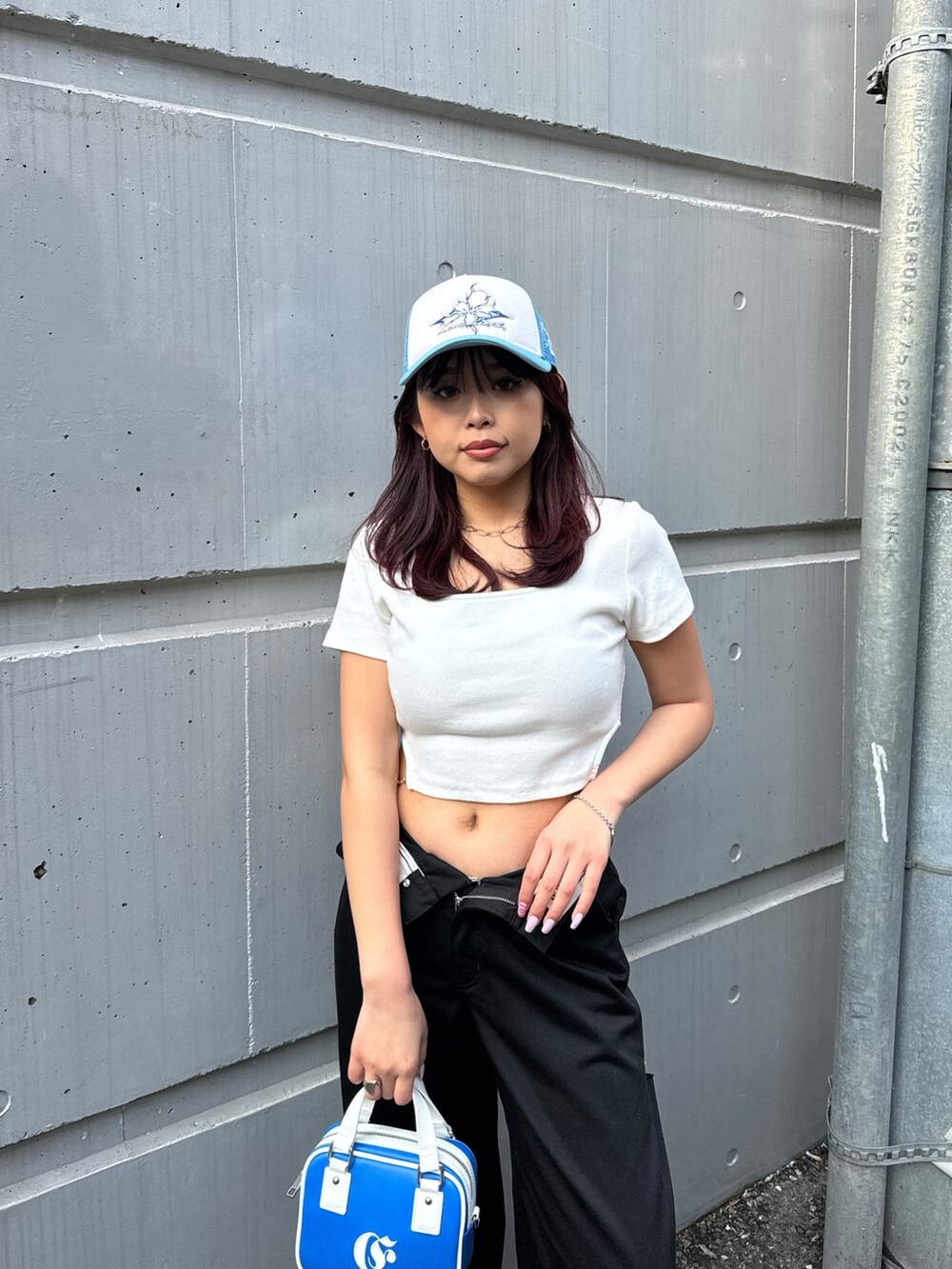 ホワイト系のTシャツ/カットソー、ブラック系のその他パンツ、ブルー系のショルダーバッグを着用したレディースの春コーディネートの4枚目の写真