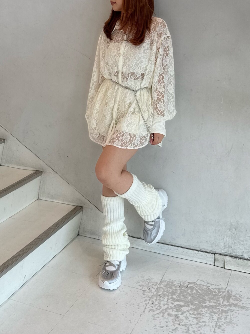 ホワイト系のその他パンツ、ホワイト系のシャツ/ブラウス、シルバー系のスニーカーを着用したレディースの春コーディネートの2枚目の写真