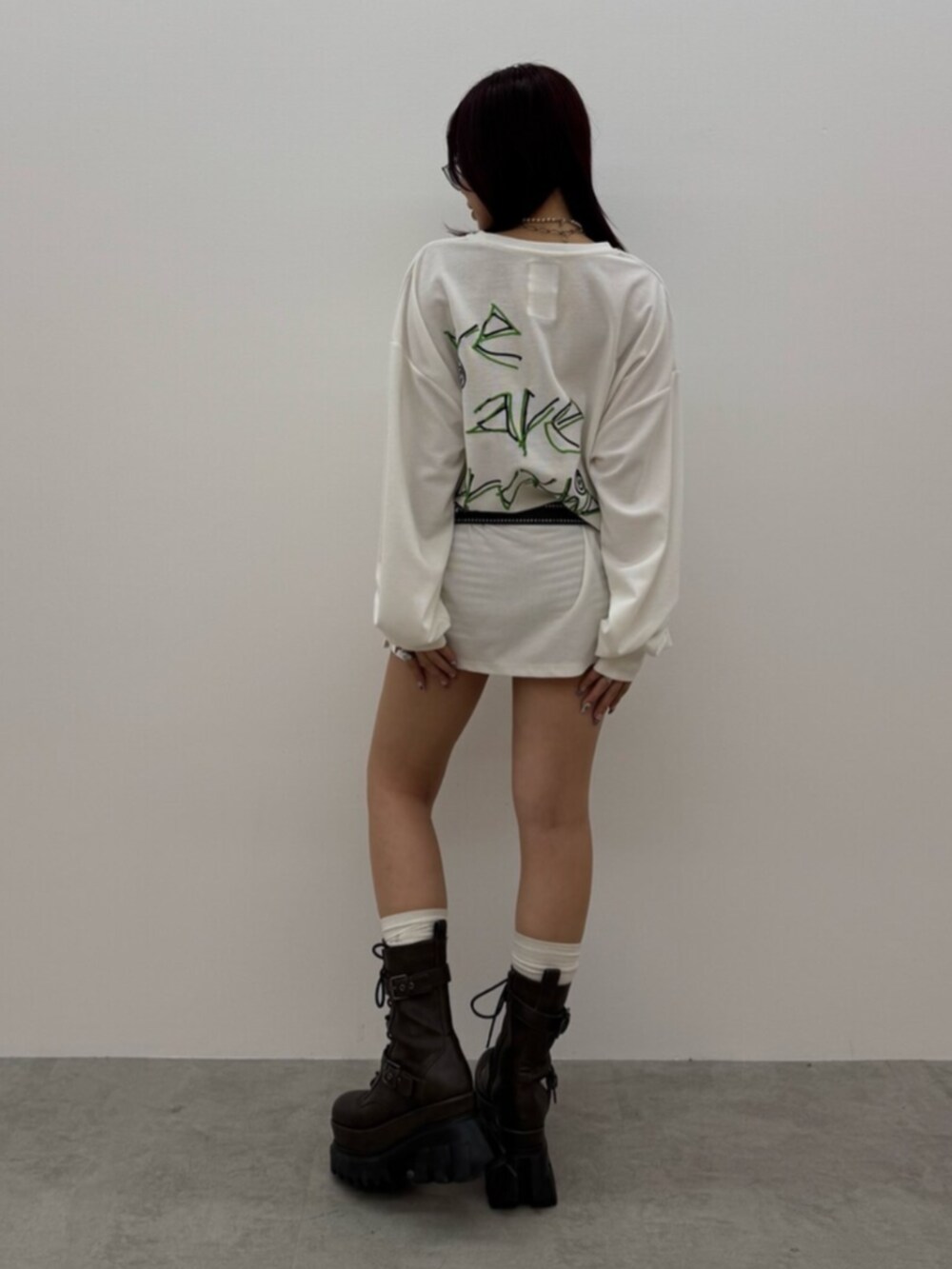 ブラウン系のブーツ、ホワイト系のTシャツ/カットソーを着用したレディースの秋コーディネートの3枚目の写真