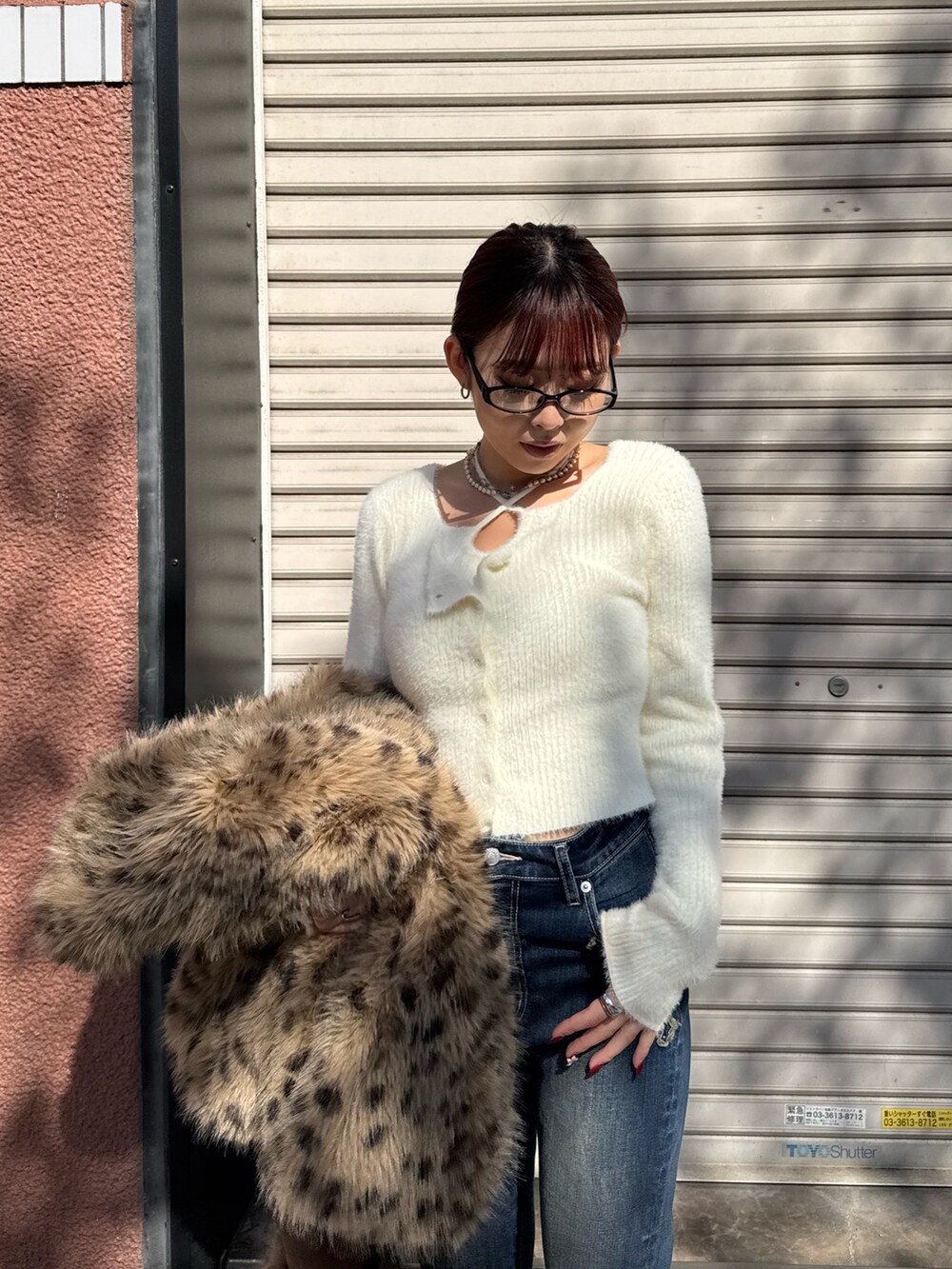 ホワイト系のニット/セーター、ブルー系のデニムパンツ、ベージュ系のスリッポンを着用したレディースの秋コーディネートの4枚目の写真