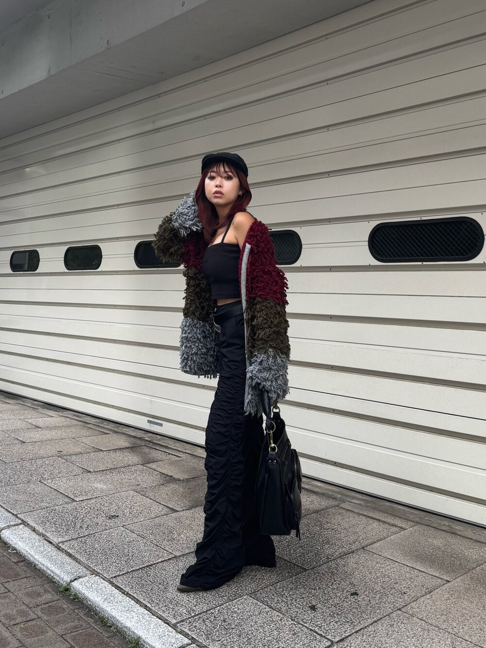 ブラック系のワンピース、レッド系のブルゾン、ブラック系のその他パンツを着用したレディースの秋コーディネートの2枚目の写真