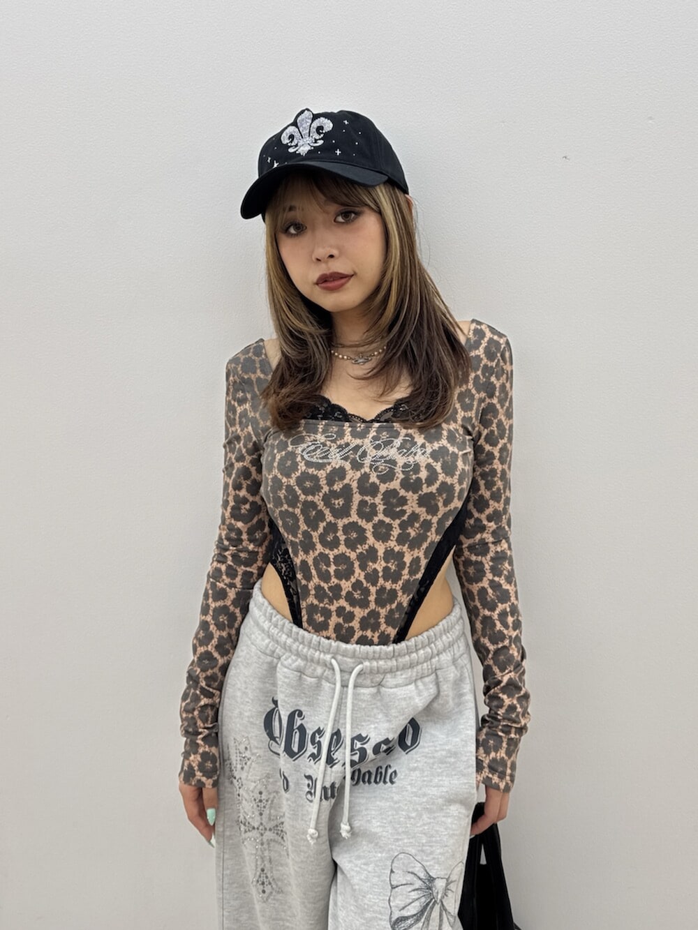 その他のTシャツ/カットソー、グレー系のスウェットパンツ、ブラック系のスニーカーを着用したレディースの夏コーディネートの4枚目の写真