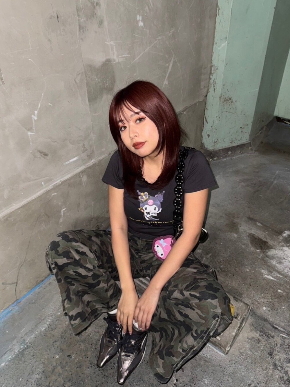 ブラック系のTシャツ/カットソー、ブラック系のショルダーバッグ、その他のデニムパンツを着用したレディースの春コーディネートの3枚目の写真