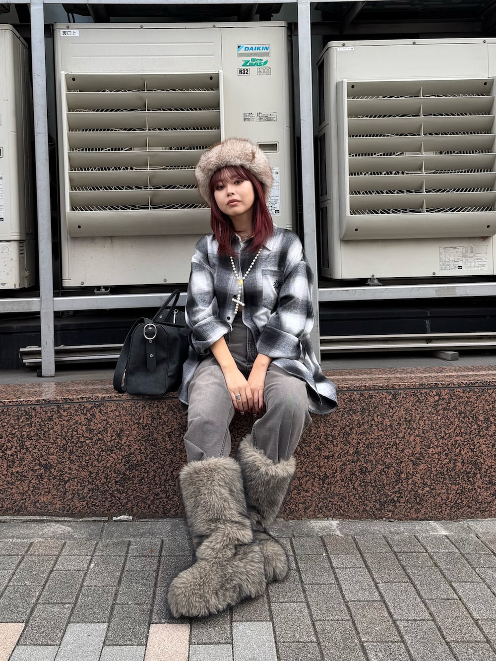 ブラック系のシャツ/ブラウス、ブラック系のデニムパンツ、ベージュ系のブーツを着用したレディースの秋コーディネートの2枚目の写真