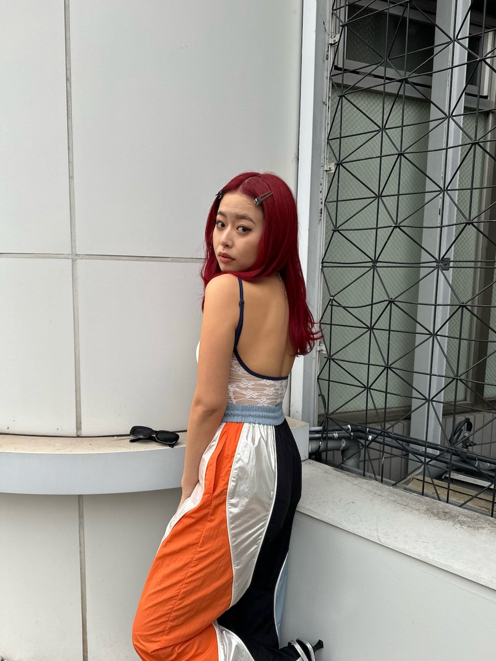 ホワイト系のキャミソール、ブラック系のその他パンツ、シルバー系のサンダルを着用したレディースの春コーディネートの3枚目の写真