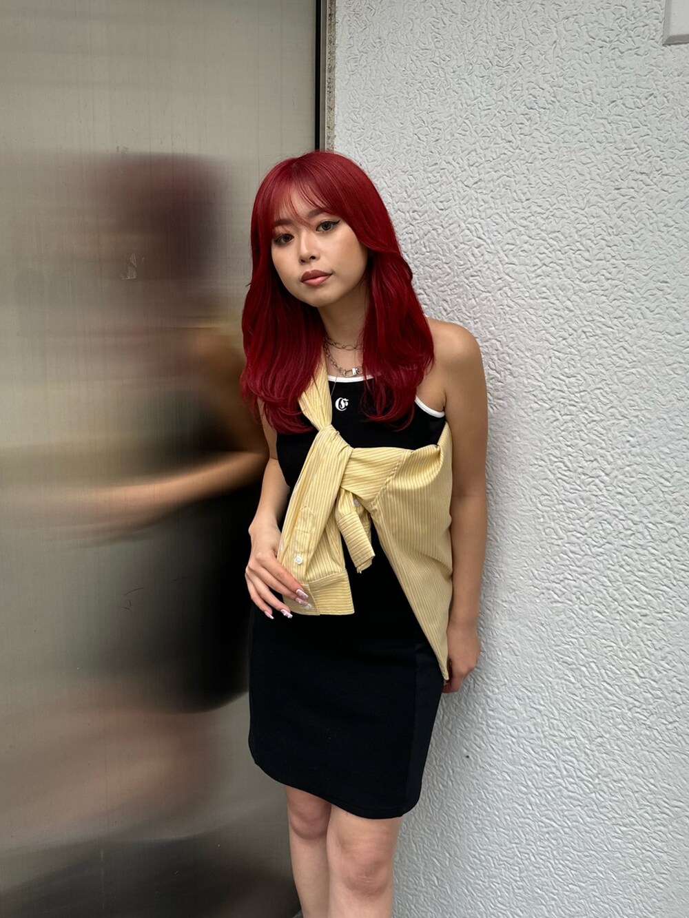 イエロー系のシャツ/ブラウス、ブラック系のワンピース、ブラック系のブーツを着用したレディースの春コーディネートの4枚目の写真