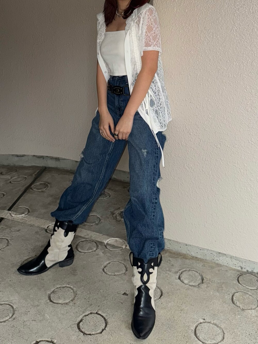 ホワイト系のキャミソール、ホワイト系のシャツ/ブラウス、ブルー系のデニムパンツを着用したレディースの春コーディネートの2枚目の写真