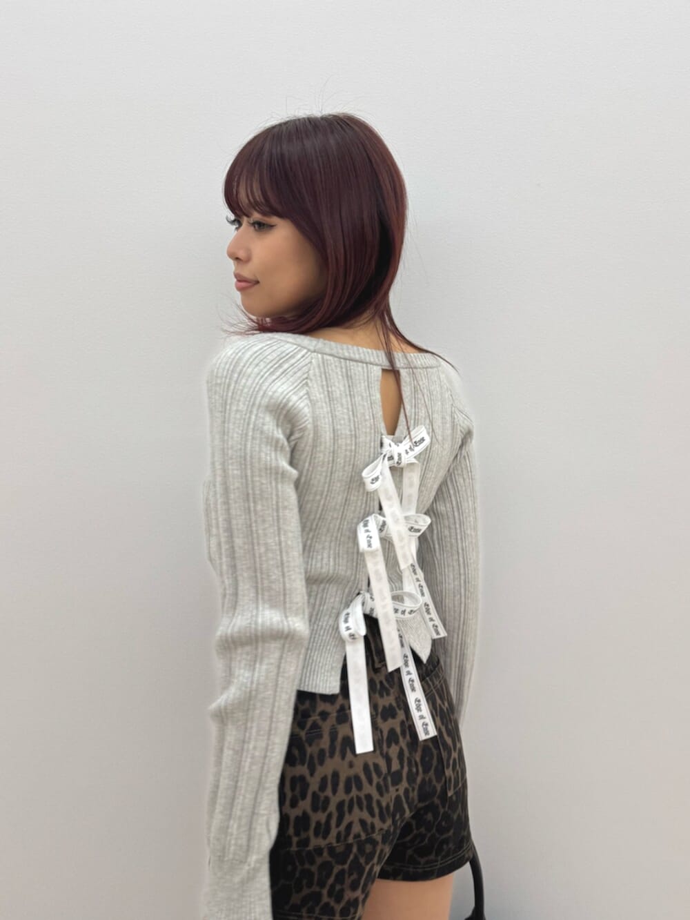 ブラック系のブーツ、グレー系のニット/セーター、その他のその他パンツを着用したレディースの冬コーディネートの4枚目の写真