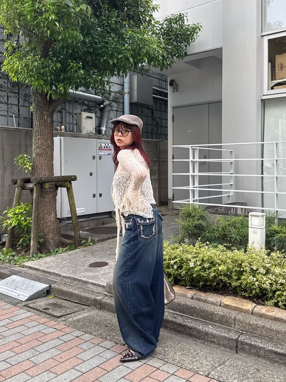 ブルー系のニット/セーター、ホワイト系のTシャツ/カットソー、ゴールド系のハンドバッグを着用したレディースの秋コーディネートの3枚目の写真