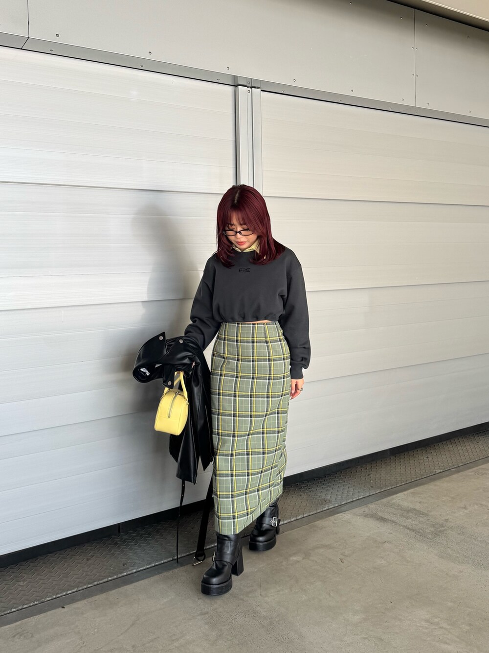 イエロー系のシャツ/ブラウス、ブラック系のスウェット、ブラック系のライダースジャケットを着用したレディースの冬コーディネートの4枚目の写真