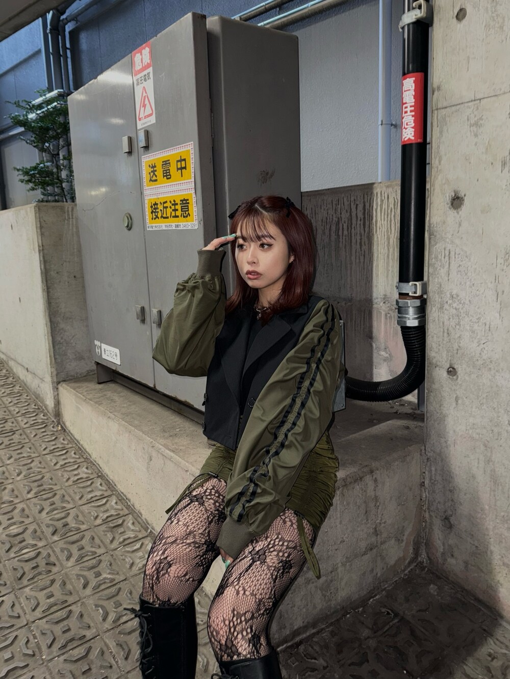 ブラック系のTシャツ/カットソー、ブラック系のテーラードジャケット、ベージュ系のスカートを着用したレディースの冬コーディネートの4枚目の写真