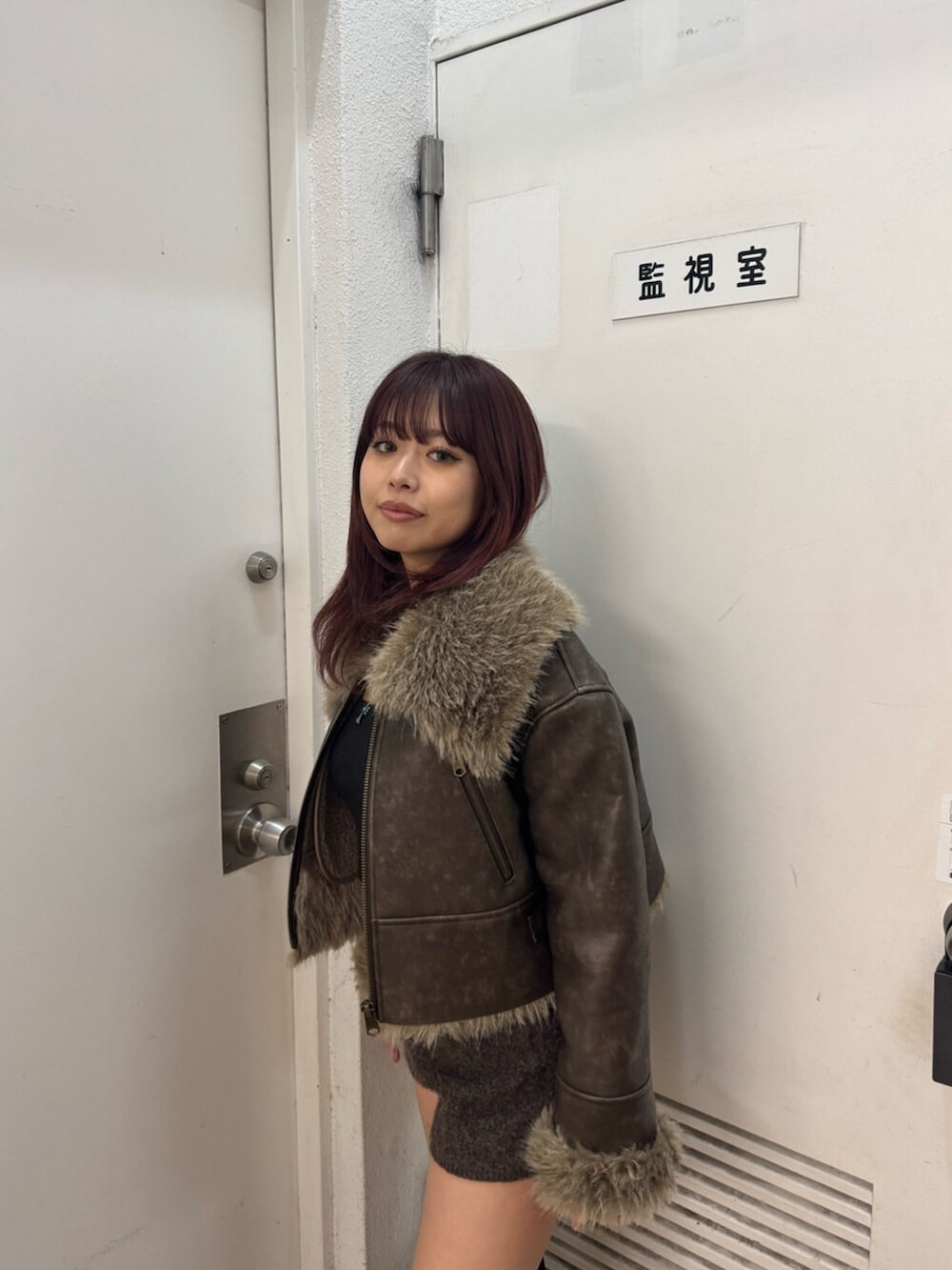 ブラウン系のブルゾンを着用したレディースの冬コーディネートの5枚目の写真