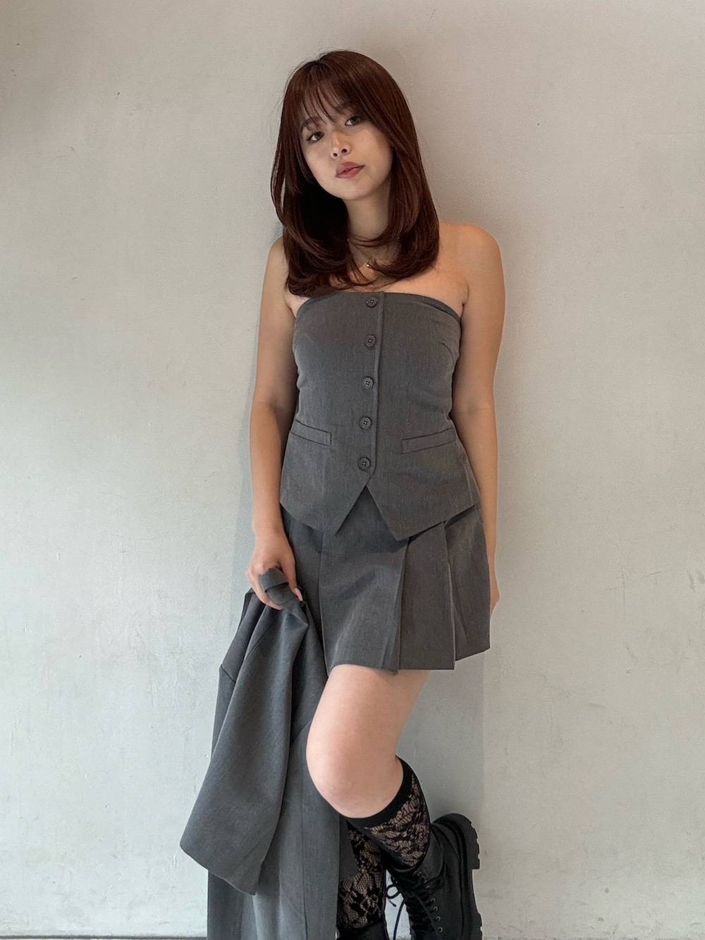 グレー系のキャミソール、グレー系のテーラードジャケット、グレー系のその他パンツを着用したレディースの春コーディネートの4枚目の写真