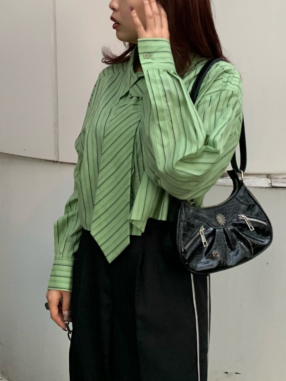 グリーン系のシャツ/ブラウス、ブラック系のその他パンツ、ブラック系のショルダーバッグを着用したレディースの冬コーディネートの4枚目の写真