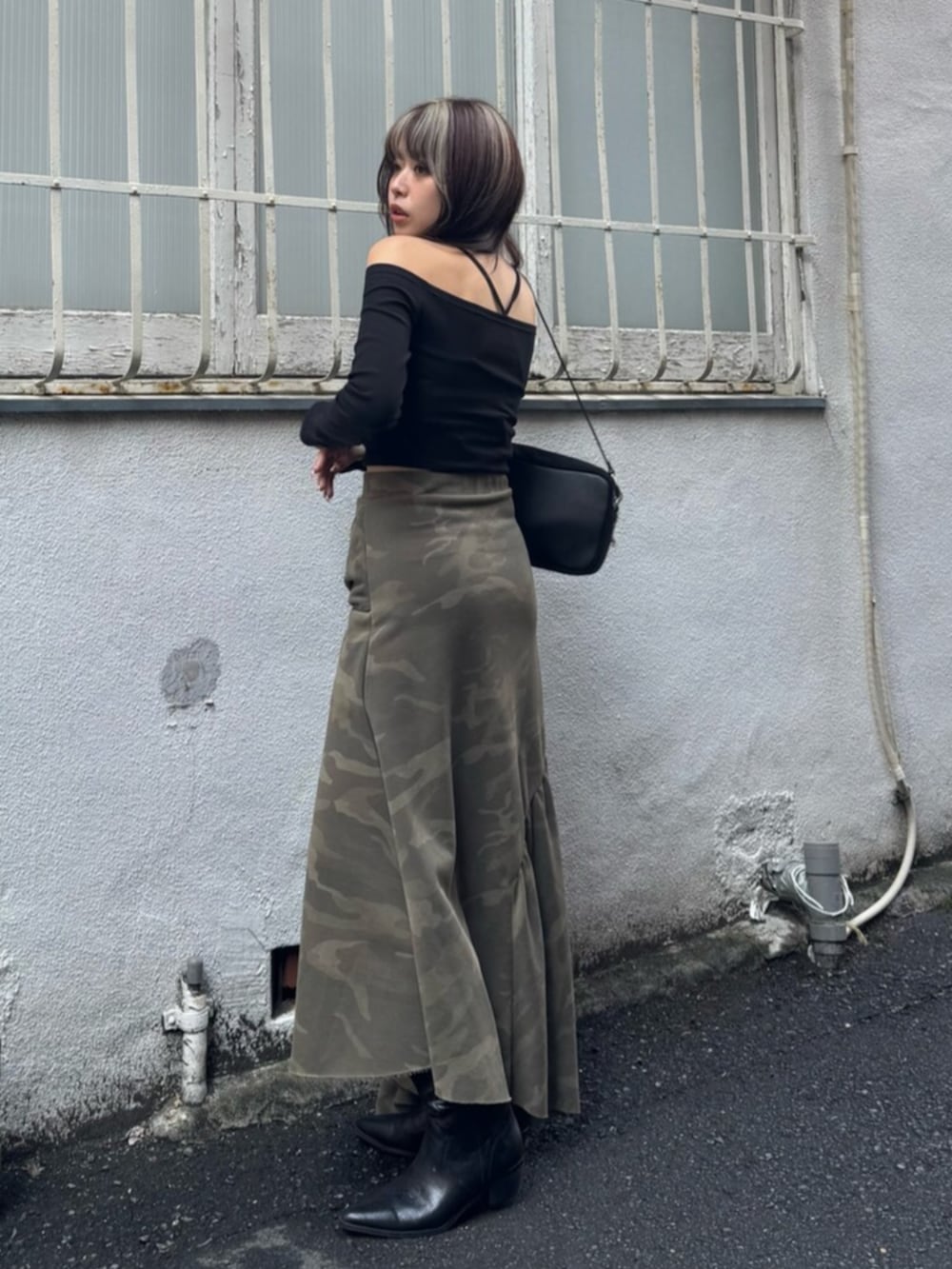 ブラック系のハンドバッグ、ブラック系のTシャツ/カットソー、その他のスカートを着用したレディースの春コーディネートの3枚目の写真