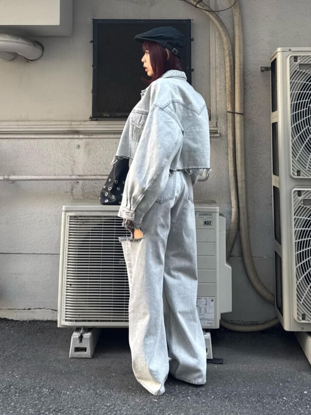 ブラック系のサンダル、その他のTシャツ/カットソー、グレー系のデニムジャケットを着用したレディースの冬コーディネートの3枚目の写真