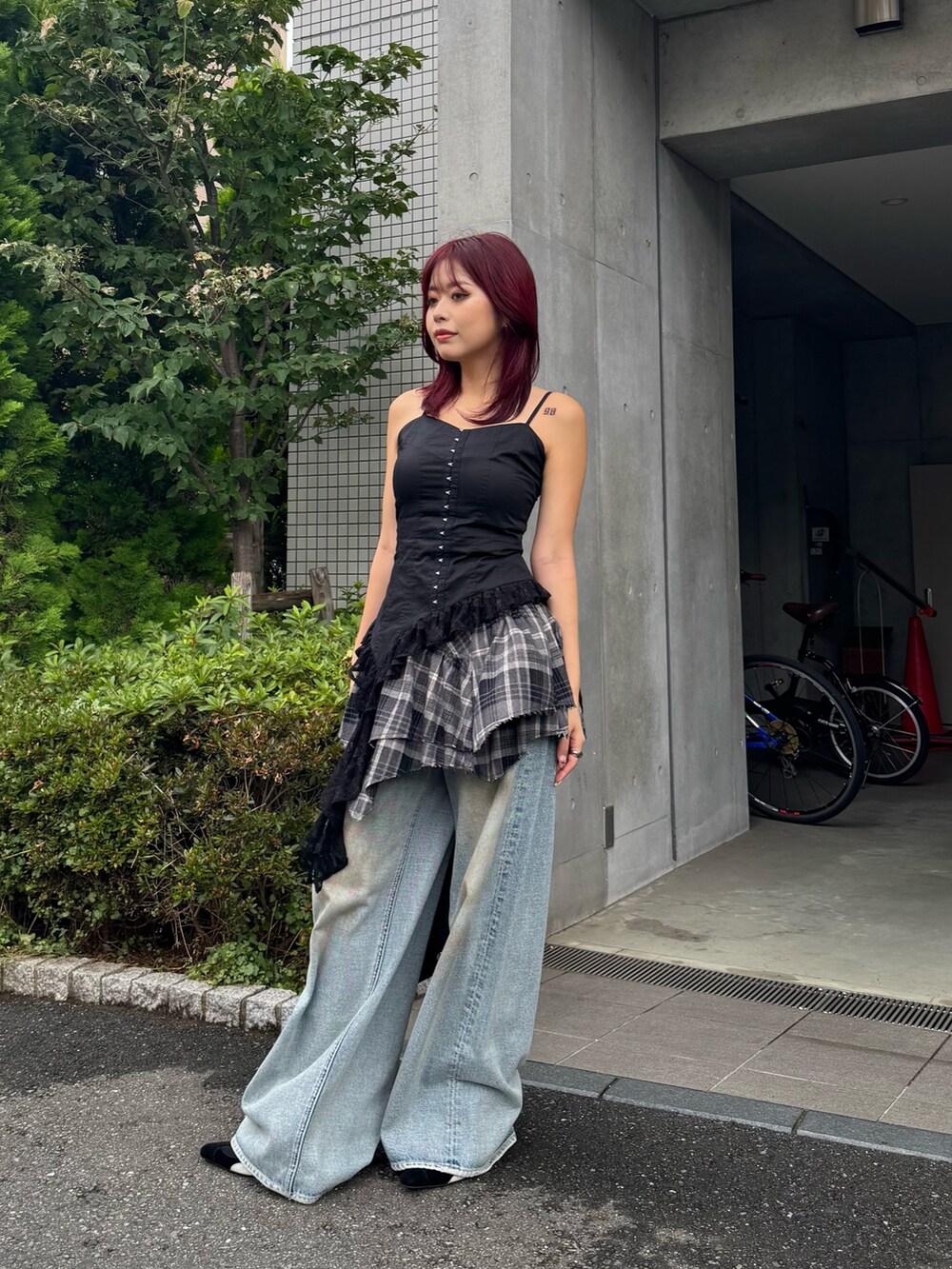 ブラック系のキャミソール、ブラック系のスカート、ブルー系のデニムパンツを着用したレディースの夏コーディネートの2枚目の写真