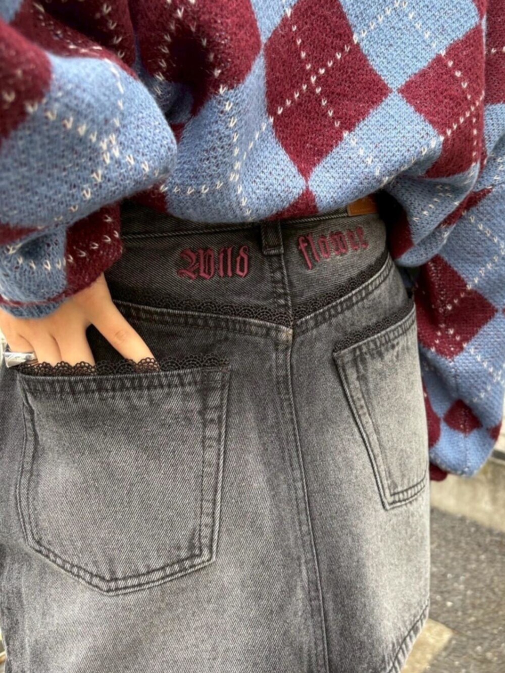 ブラック系のブーツ、ブルー系のニット/セーター、ブラック系のデニムスカートを着用したレディースの秋コーディネートの6枚目の写真