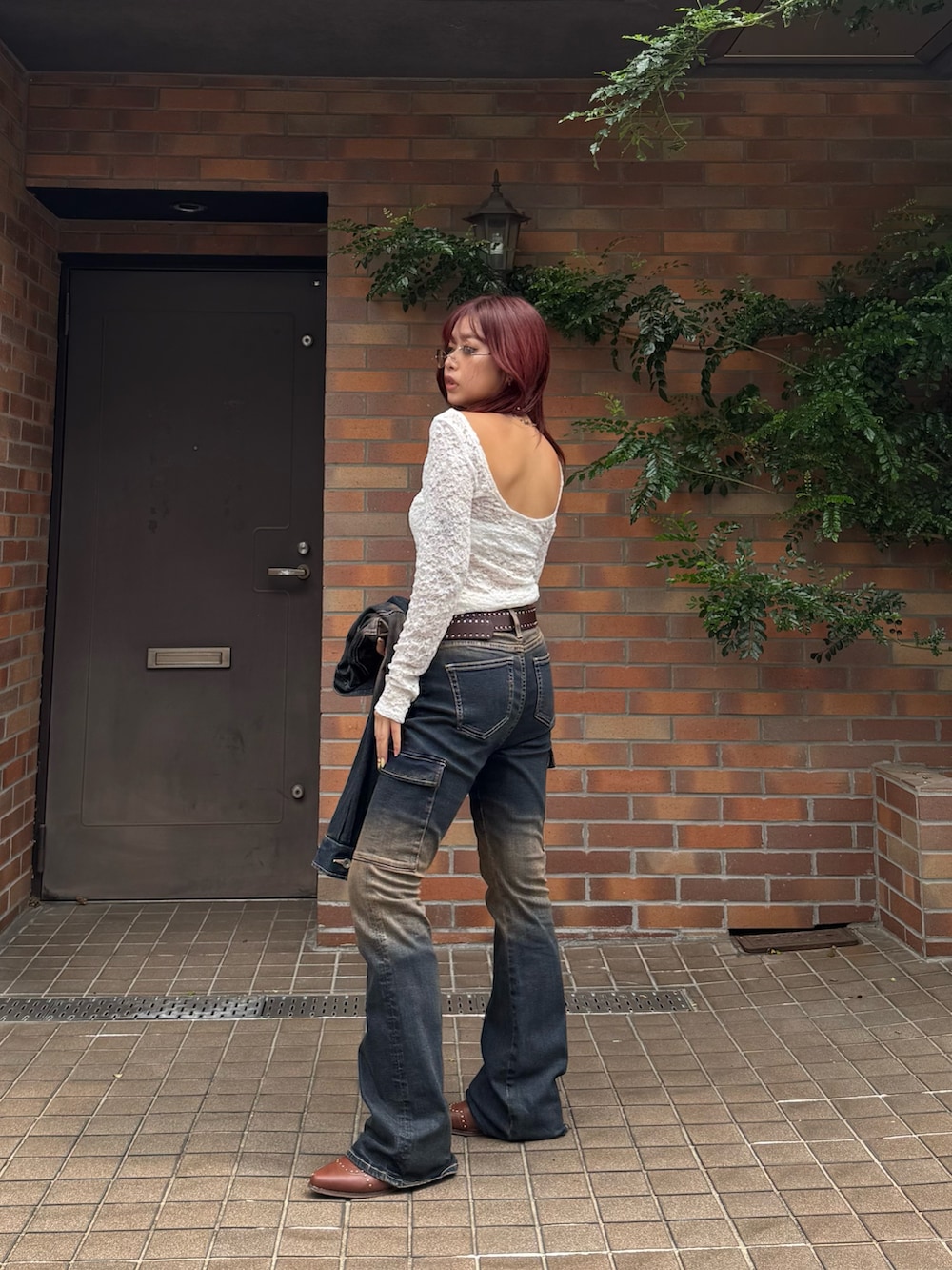 ホワイト系のTシャツ/カットソー、ブルー系のデニムジャケット、ブルー系のデニムパンツを着用したレディースの夏コーディネートの3枚目の写真