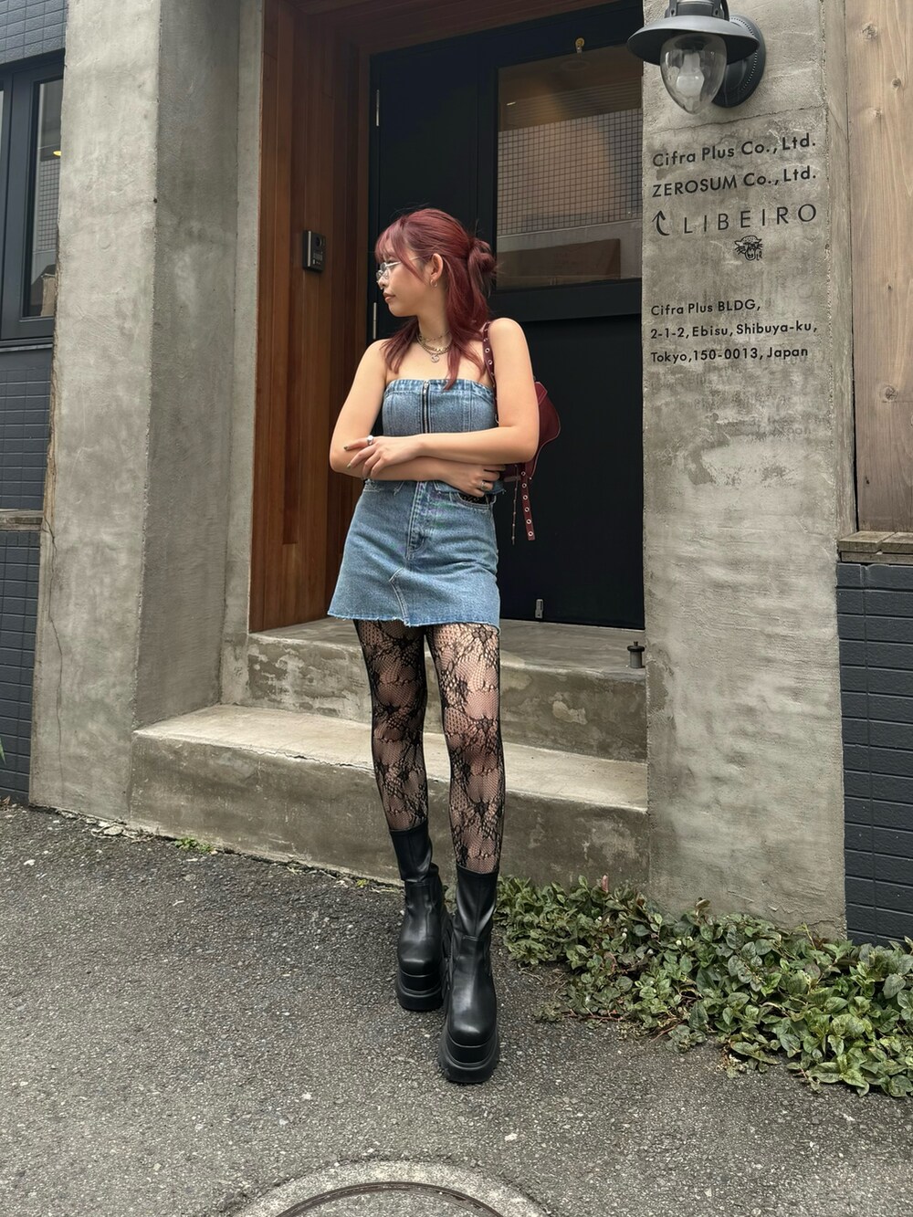 ブルー系のキャミソール、ブルー系のデニムスカートを着用したレディースの夏コーディネートの2枚目の写真