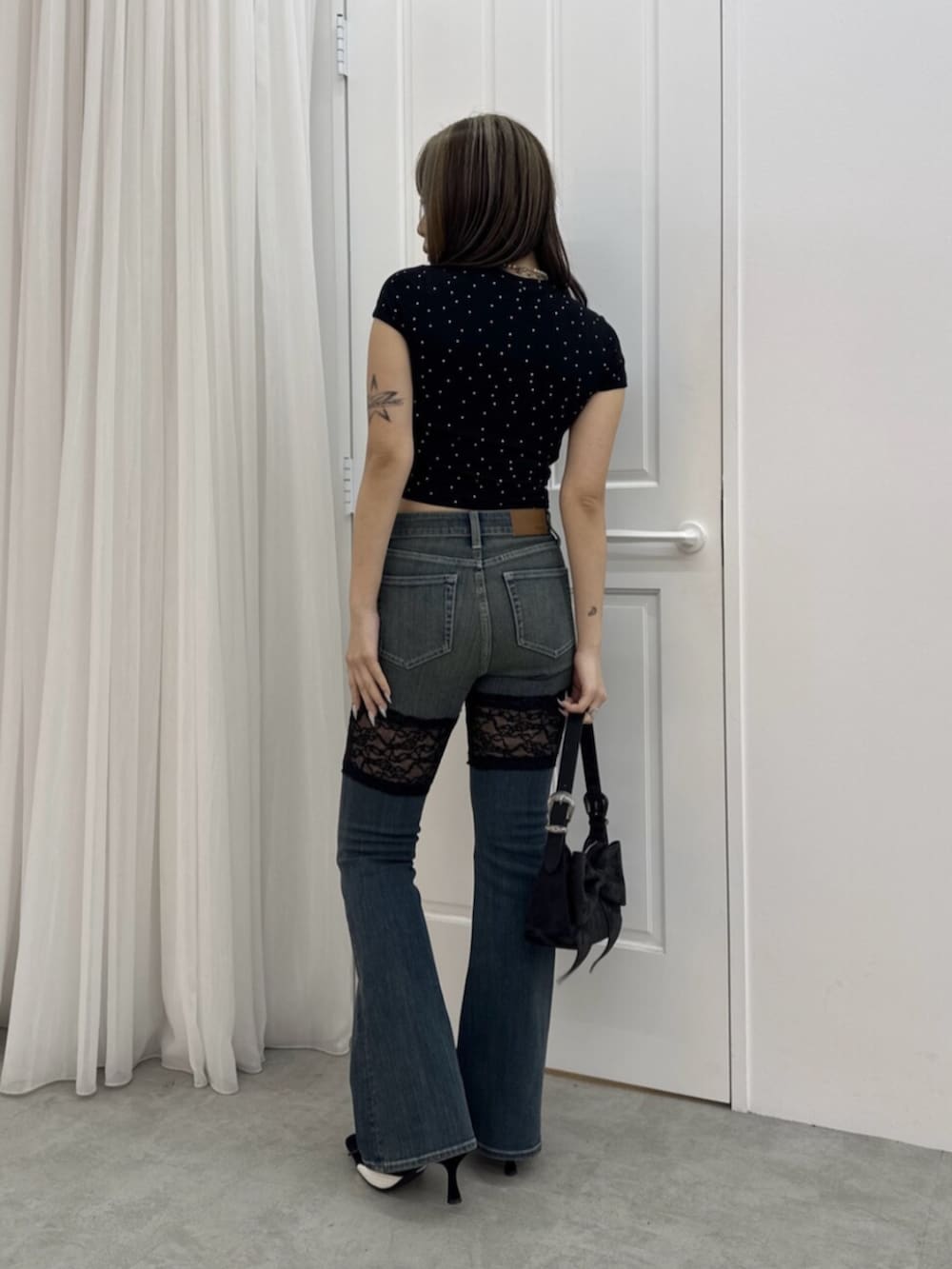 ブラック系のハンドバッグ、その他のTシャツ/カットソー、ブルー系のデニムパンツを着用したレディースの夏コーディネートの3枚目の写真