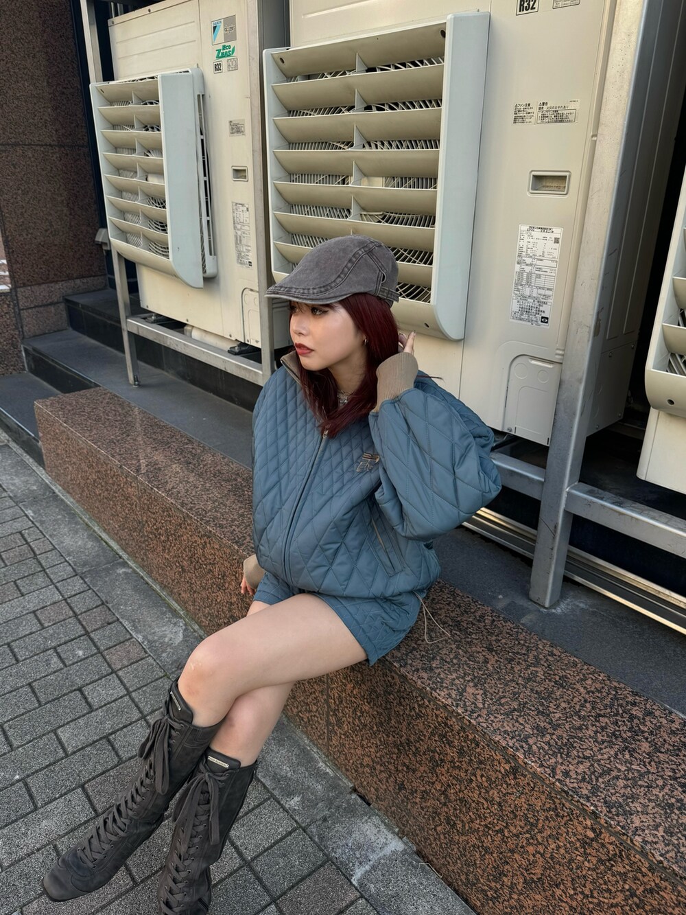 ブルー系のブルゾン、ブルー系のその他パンツを着用したレディースの秋コーディネートの4枚目の写真