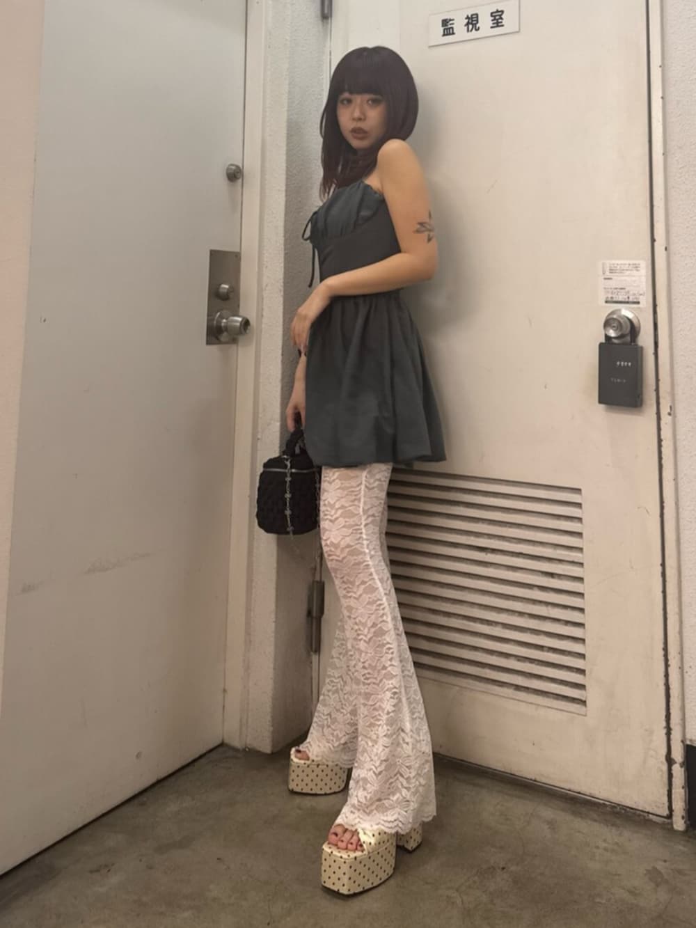 ホワイト系のサンダル、グレー系のワンピース、ホワイト系のその他パンツを着用したレディースの春コーディネートの2枚目の写真