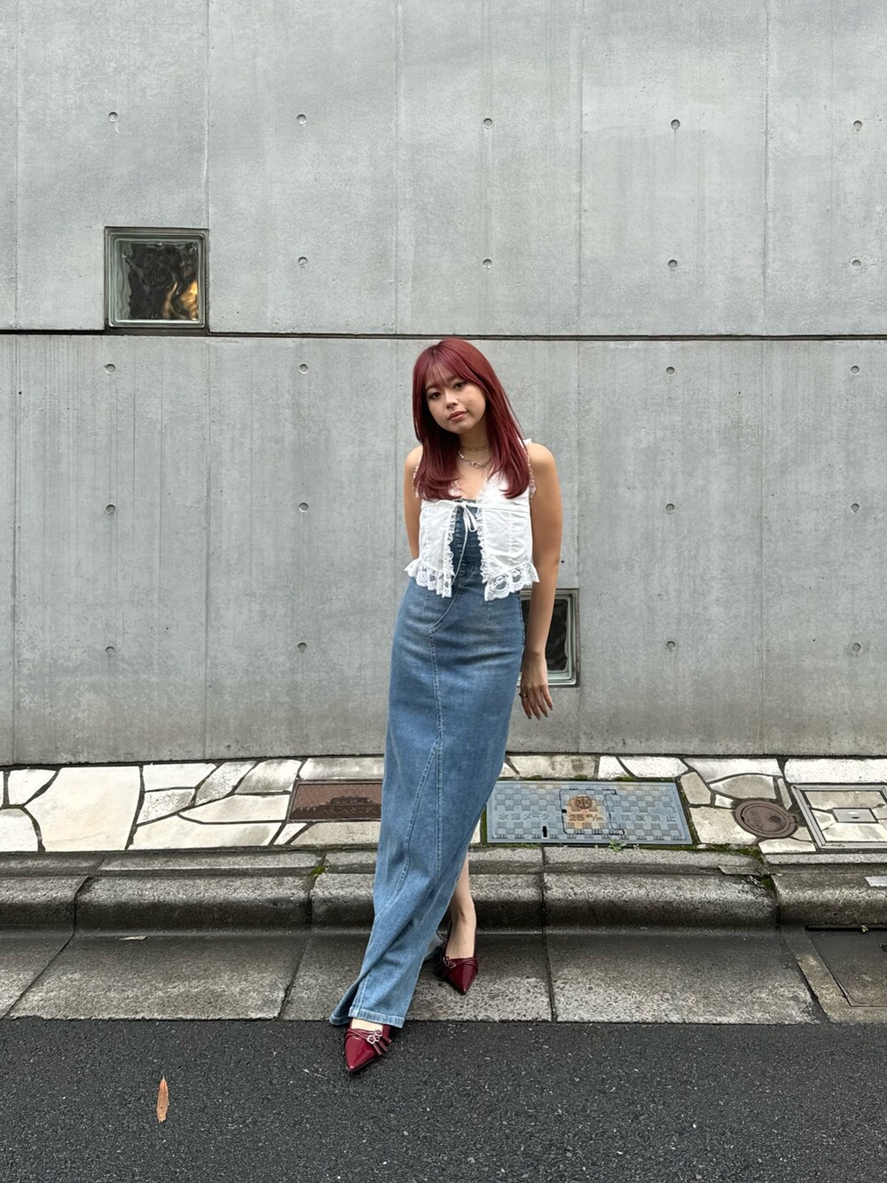 ホワイト系のシャツ/ブラウス、ブルー系のワンピースを着用したレディースの春コーディネートの2枚目の写真