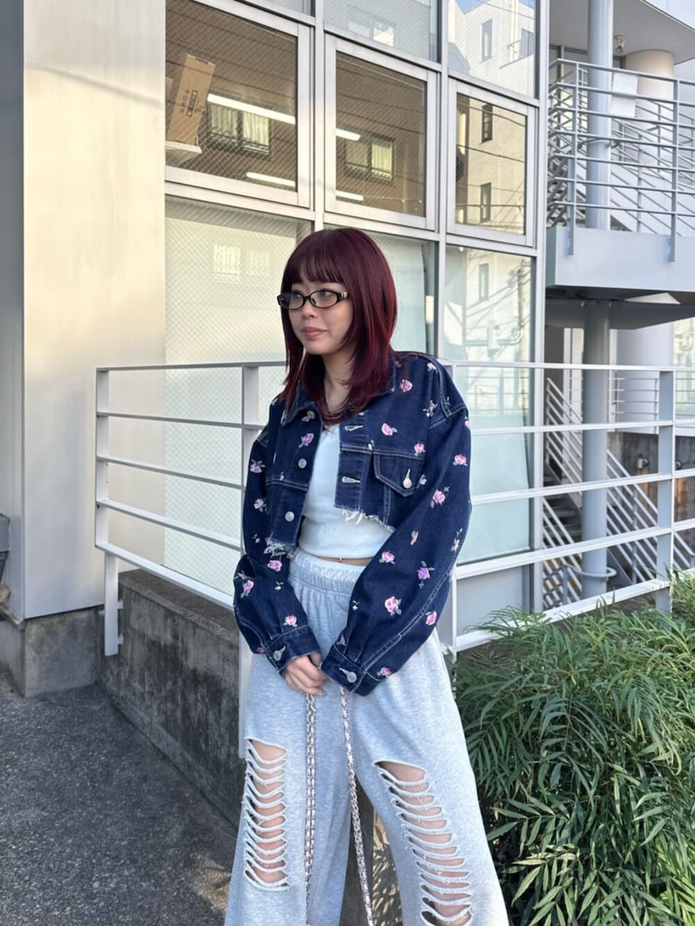 シルバー系のパンプス、グレー系のスウェットパンツ、ピンク系のショルダーバッグを着用したレディースの冬コーディネートの5枚目の写真