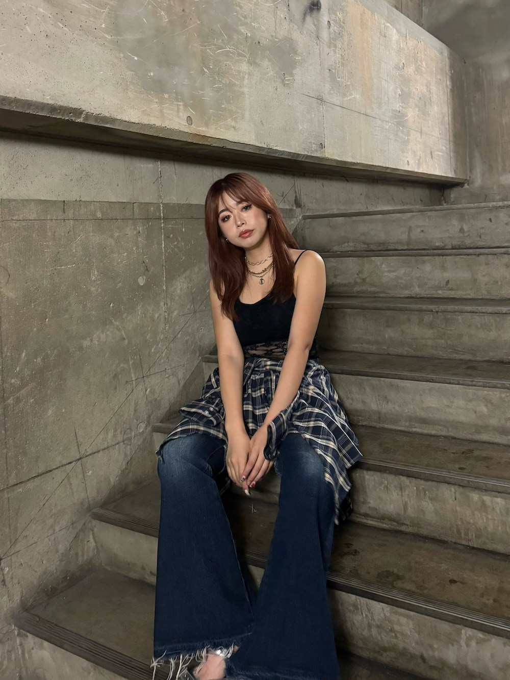 ブラック系のキャミソール、ブルー系のデニムパンツを着用したレディースの夏コーディネートの3枚目の写真