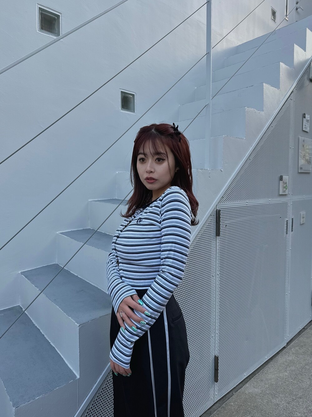 その他のTシャツ/カットソー、ブラック系のその他パンツ、シルバー系のサンダルを着用したレディースの冬コーディネートの2枚目の写真