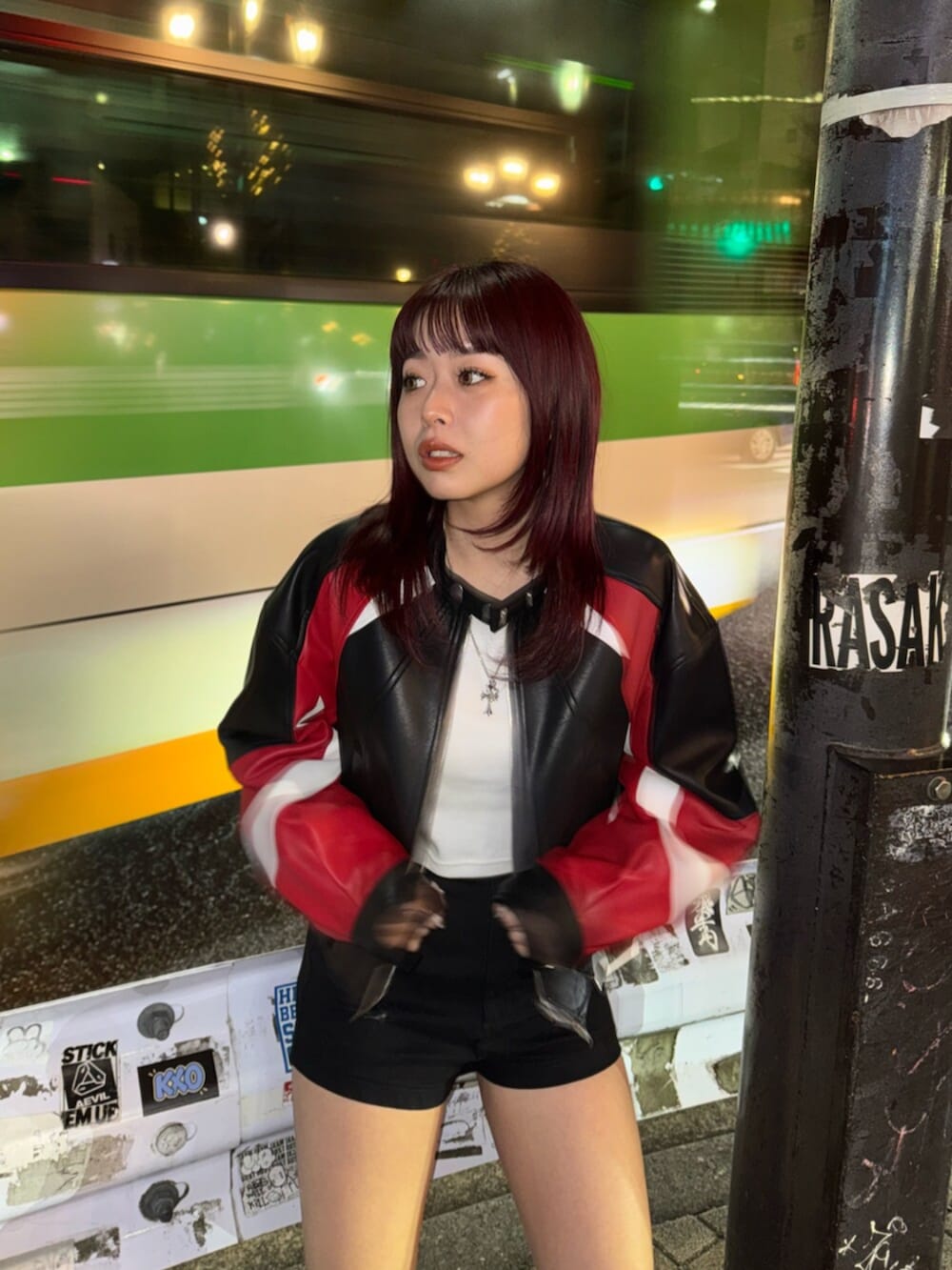 ホワイト系のTシャツ/カットソー、その他のブルゾン、ブラック系のその他パンツを着用したレディースの冬コーディネートの4枚目の写真