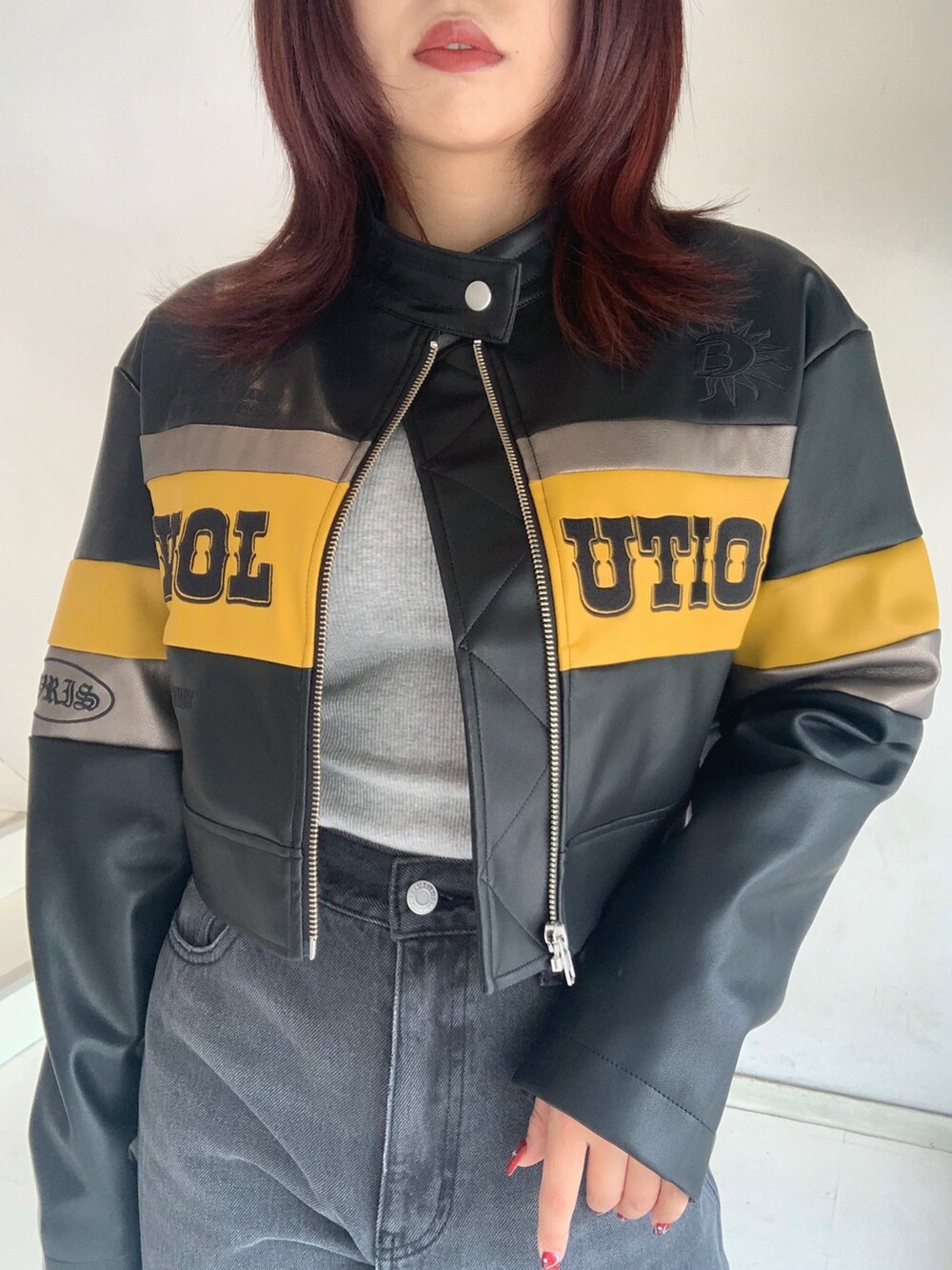 ブラック系のブルゾン、グレー系のTシャツ/カットソー、ブラック系のデニムパンツを着用したレディースの秋コーディネートの3枚目の写真