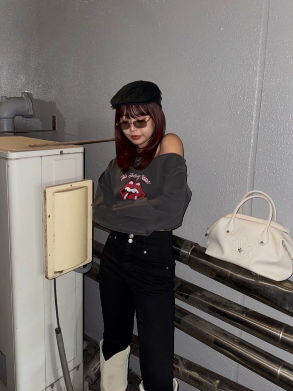 ホワイト系のボストンバッグ、ホワイト系のブーツ、ブラック系のスウェットを着用したレディースの冬コーディネートの4枚目の写真