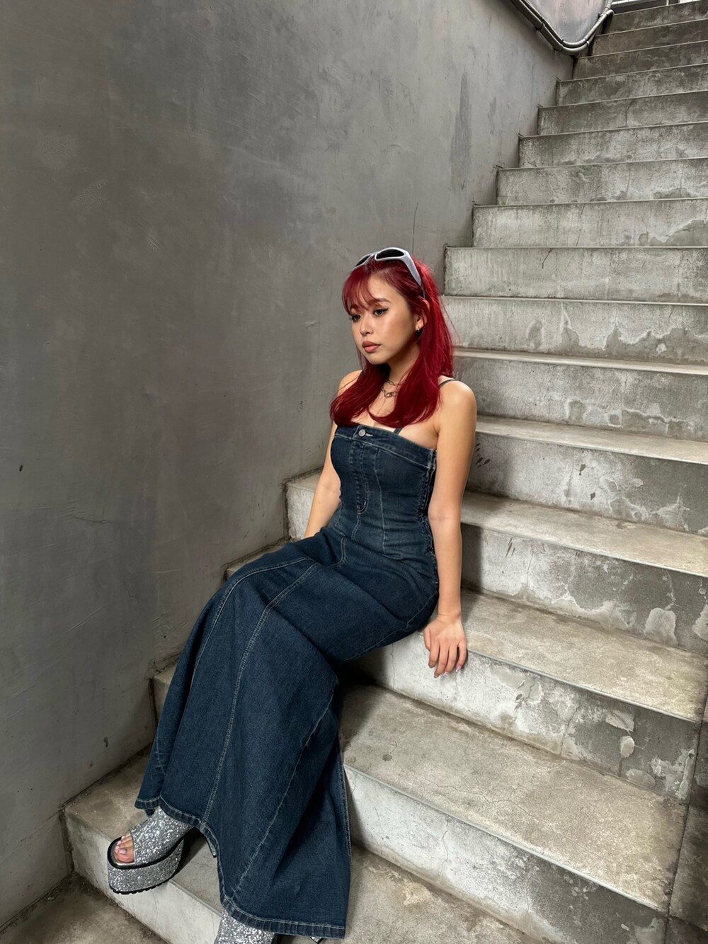 ブルー系のワンピース、シルバー系のサンダルを着用したレディースの春コーディネートの4枚目の写真