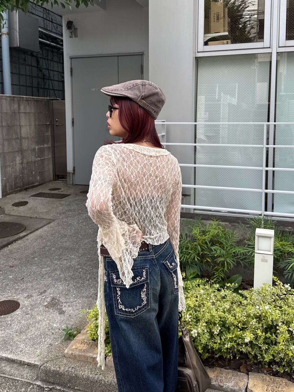 ブルー系のニット/セーター、ホワイト系のTシャツ/カットソー、ゴールド系のハンドバッグを着用したレディースの秋コーディネートの5枚目の写真
