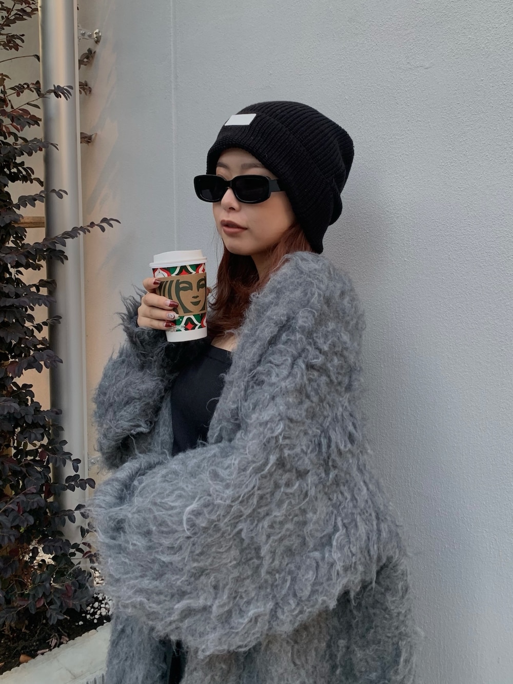 グレー系のカーディガン/ボレロ、ブラック系のブーツ、ブラック系のその他パンツを着用したレディースの冬コーディネートの2枚目の写真